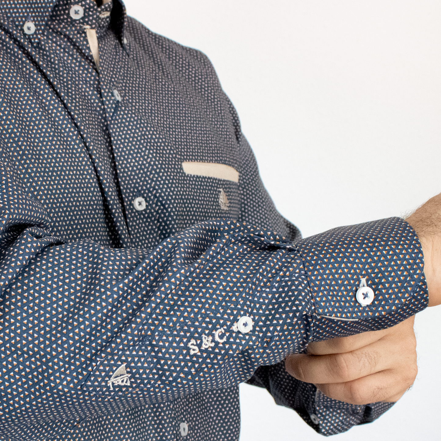 Camisa marino con detalles beige