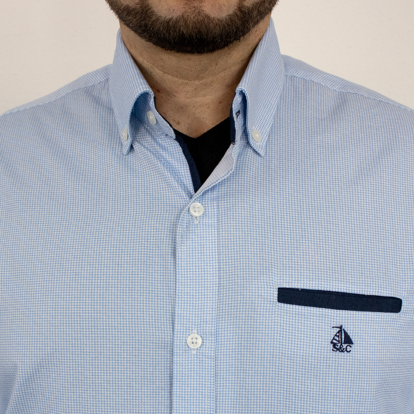 Camisa detalles celeste con marino