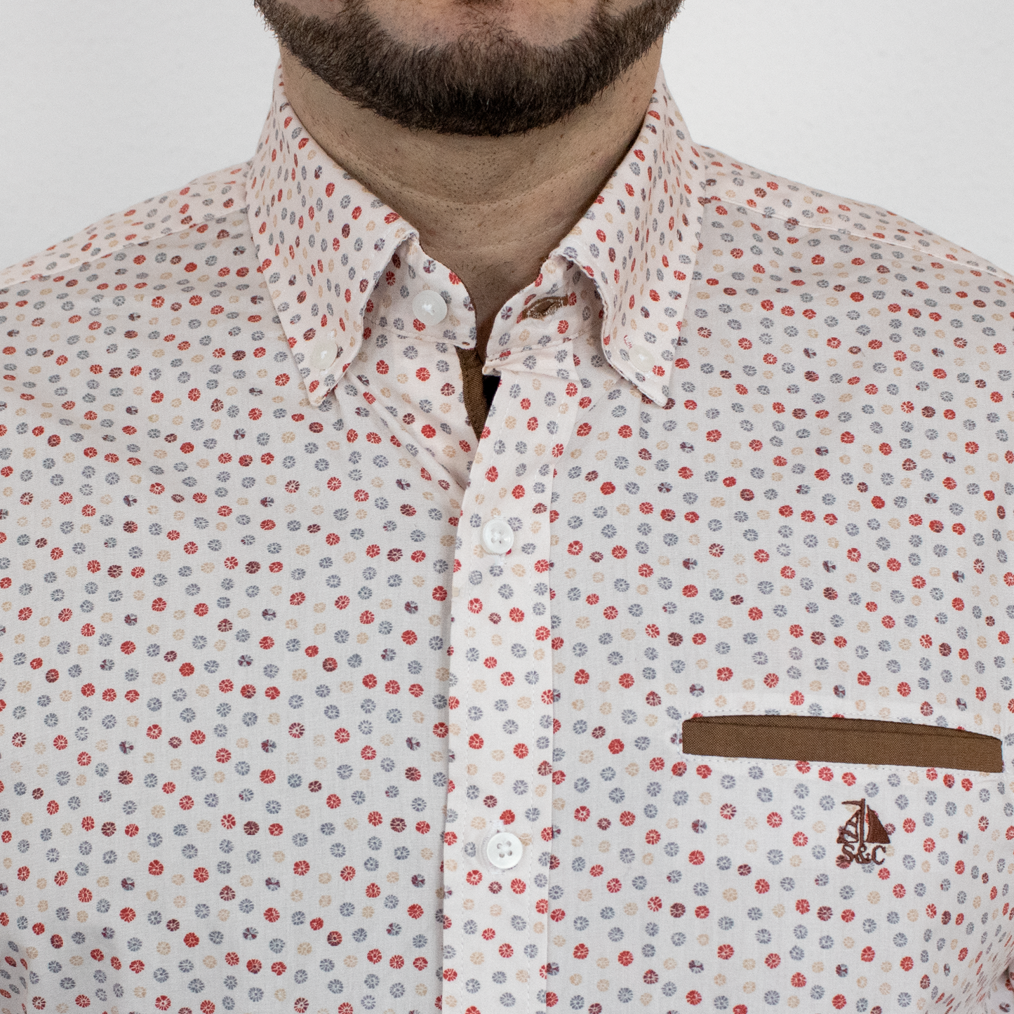 Camisa detalles marrón y rojo
