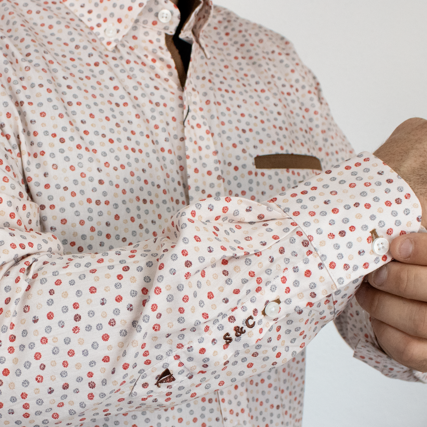 Camisa detalles marrón y rojo