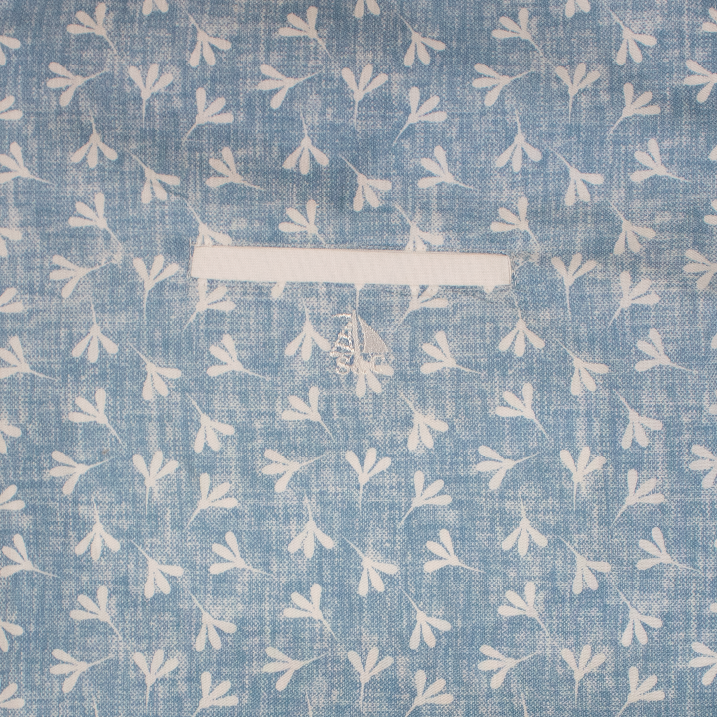 Conjunto camisa azul flores con bermuda blanca