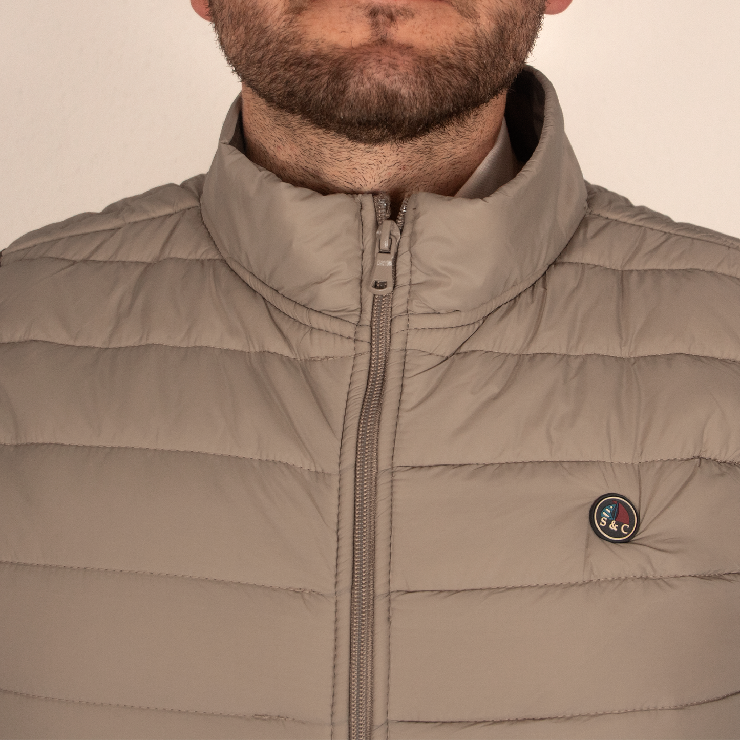 Chaleco Hombre Acolchado Beige Rayas