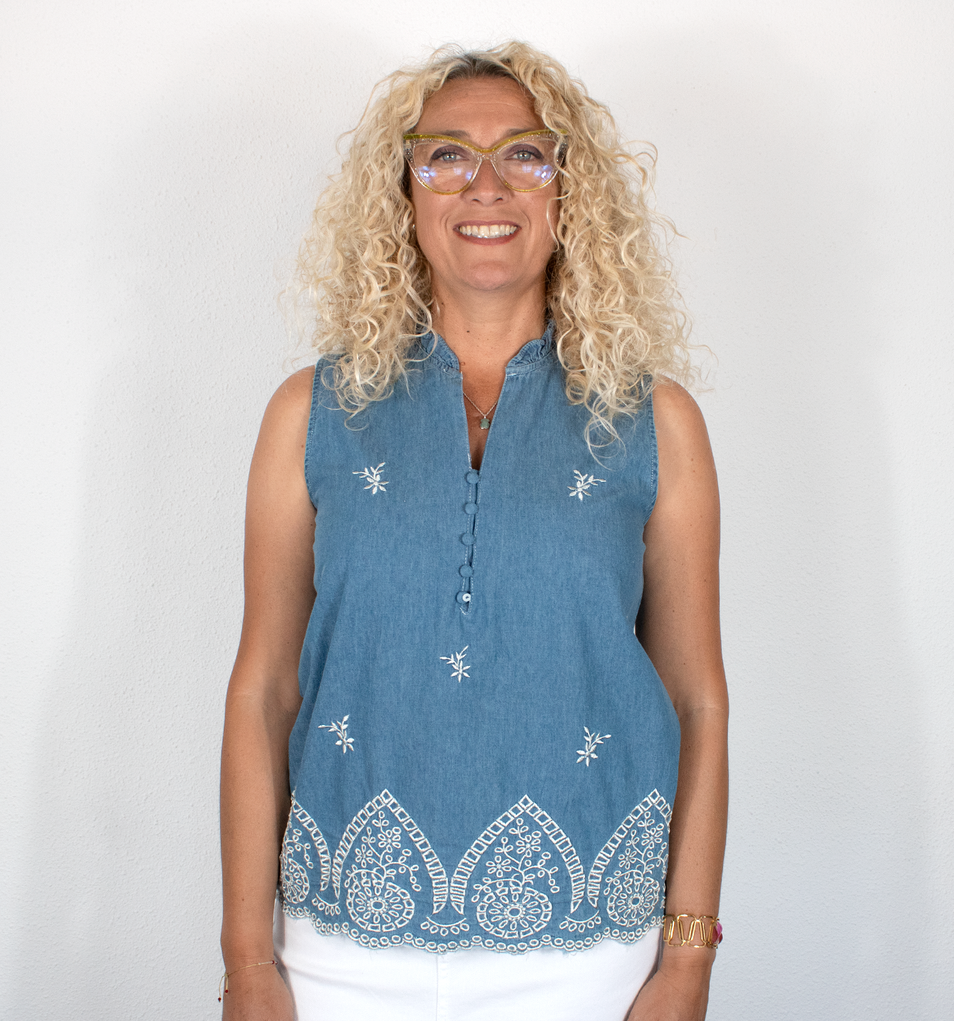 Blusa vaquera con botones en escote y bordados