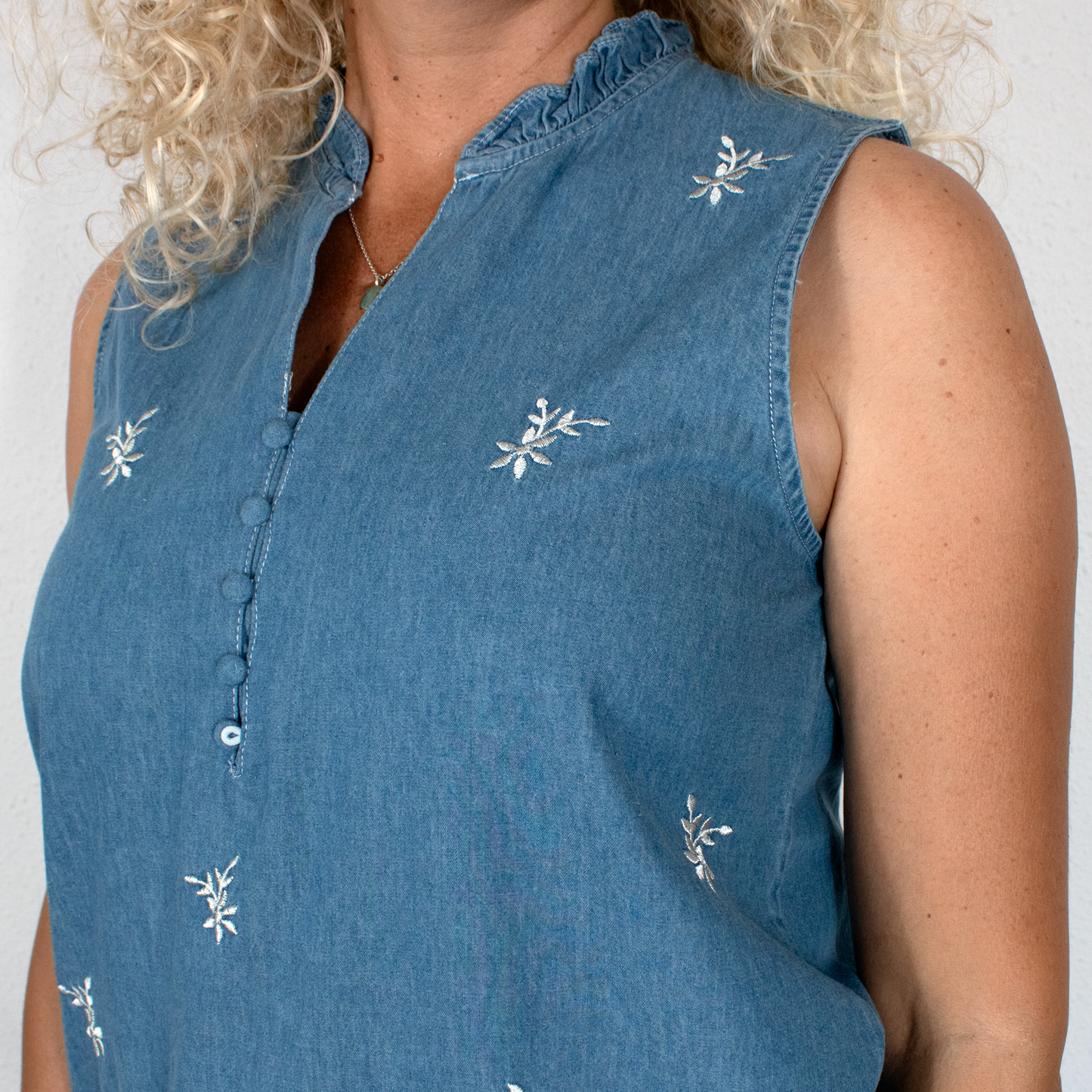 Blusa vaquera con botones en escote y bordados