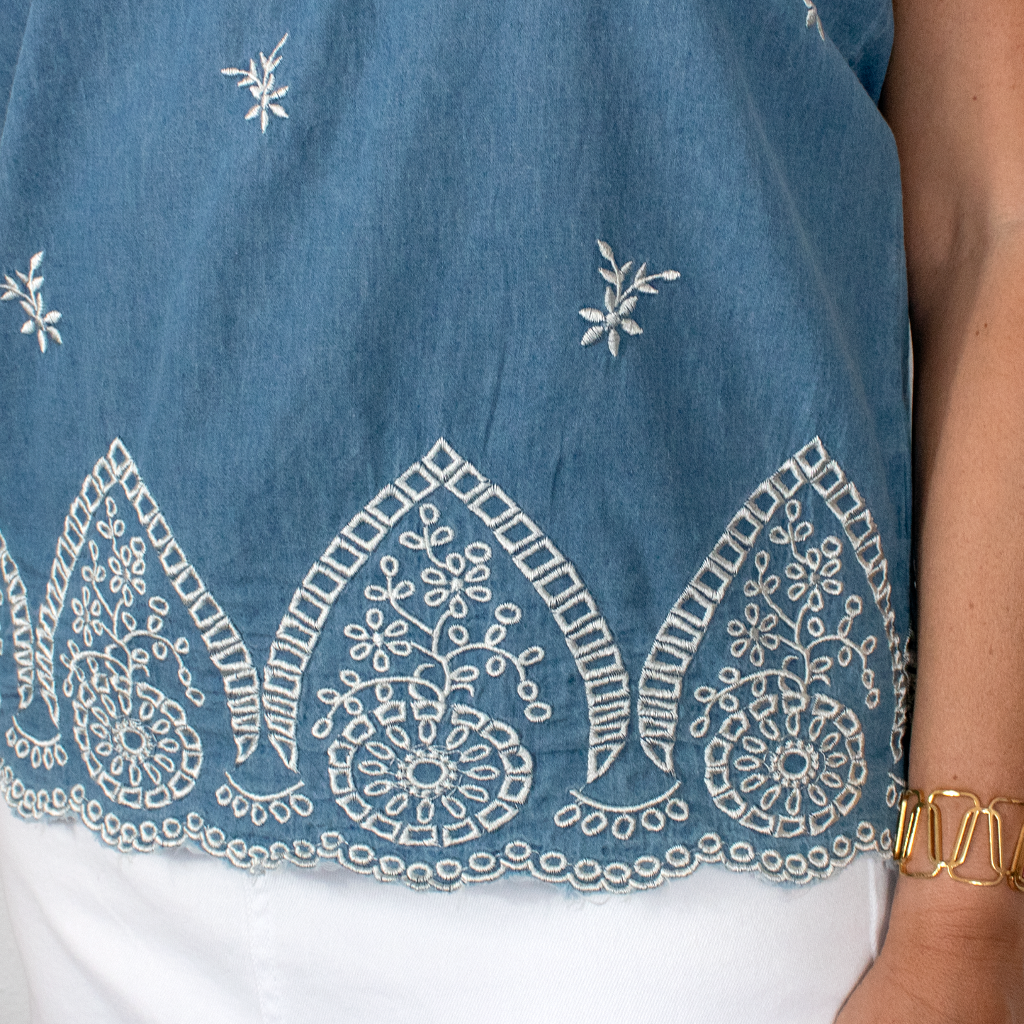 Blusa vaquera con botones en escote y bordados