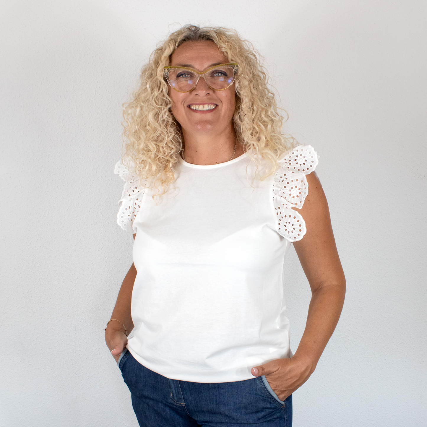Blusa básica blanca con volantes