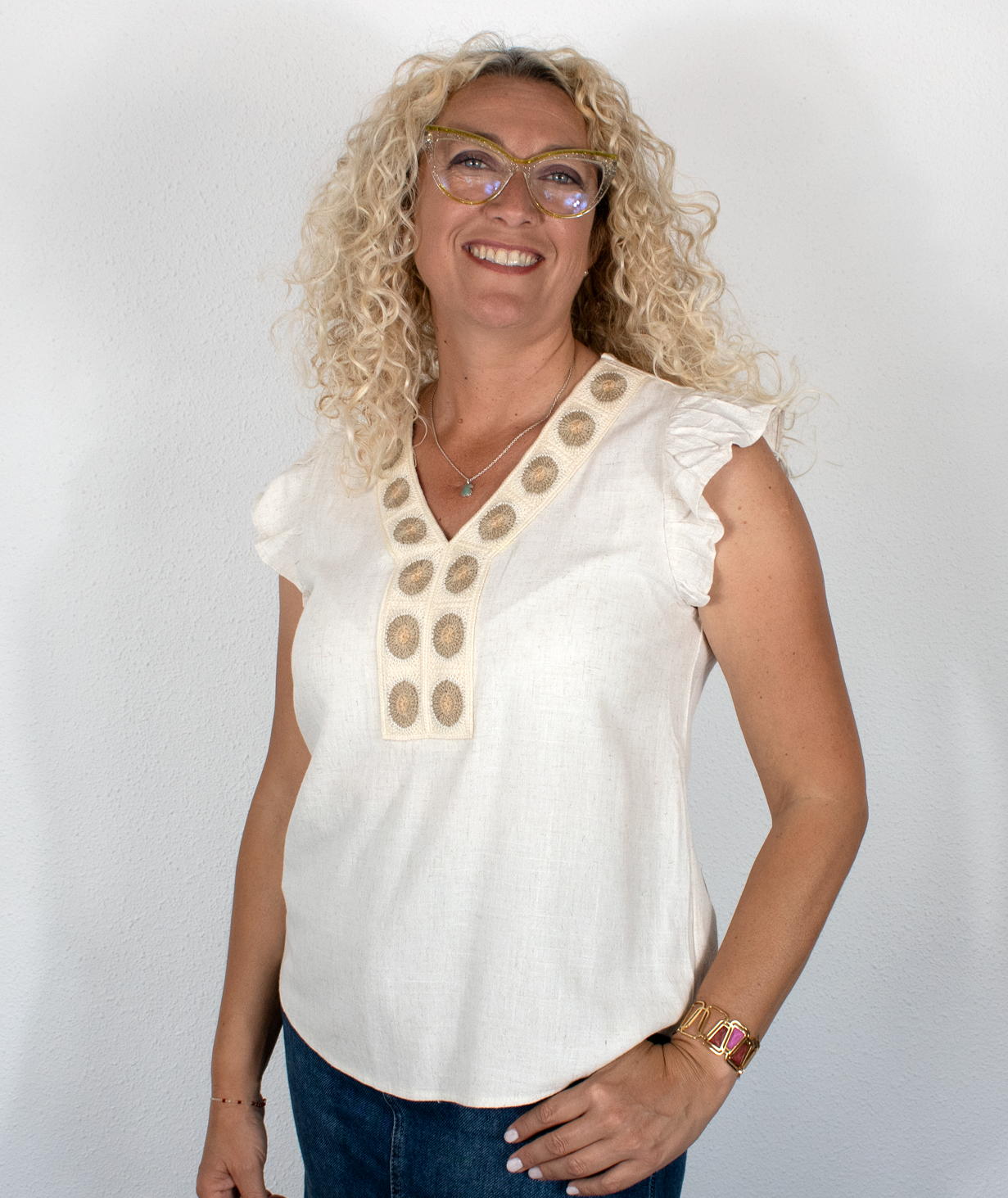 Blusa beige con decoración en escote