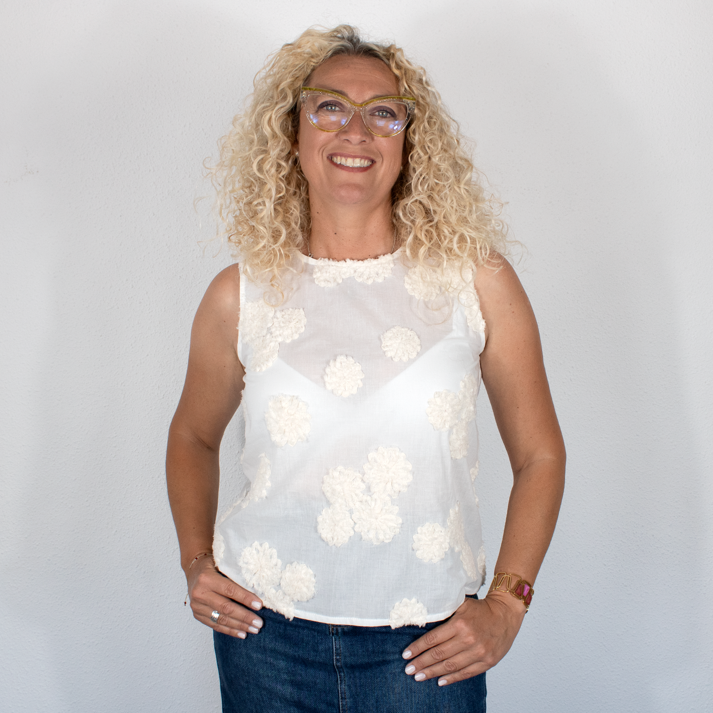 Blusa blanca con detalle de flores en relieve