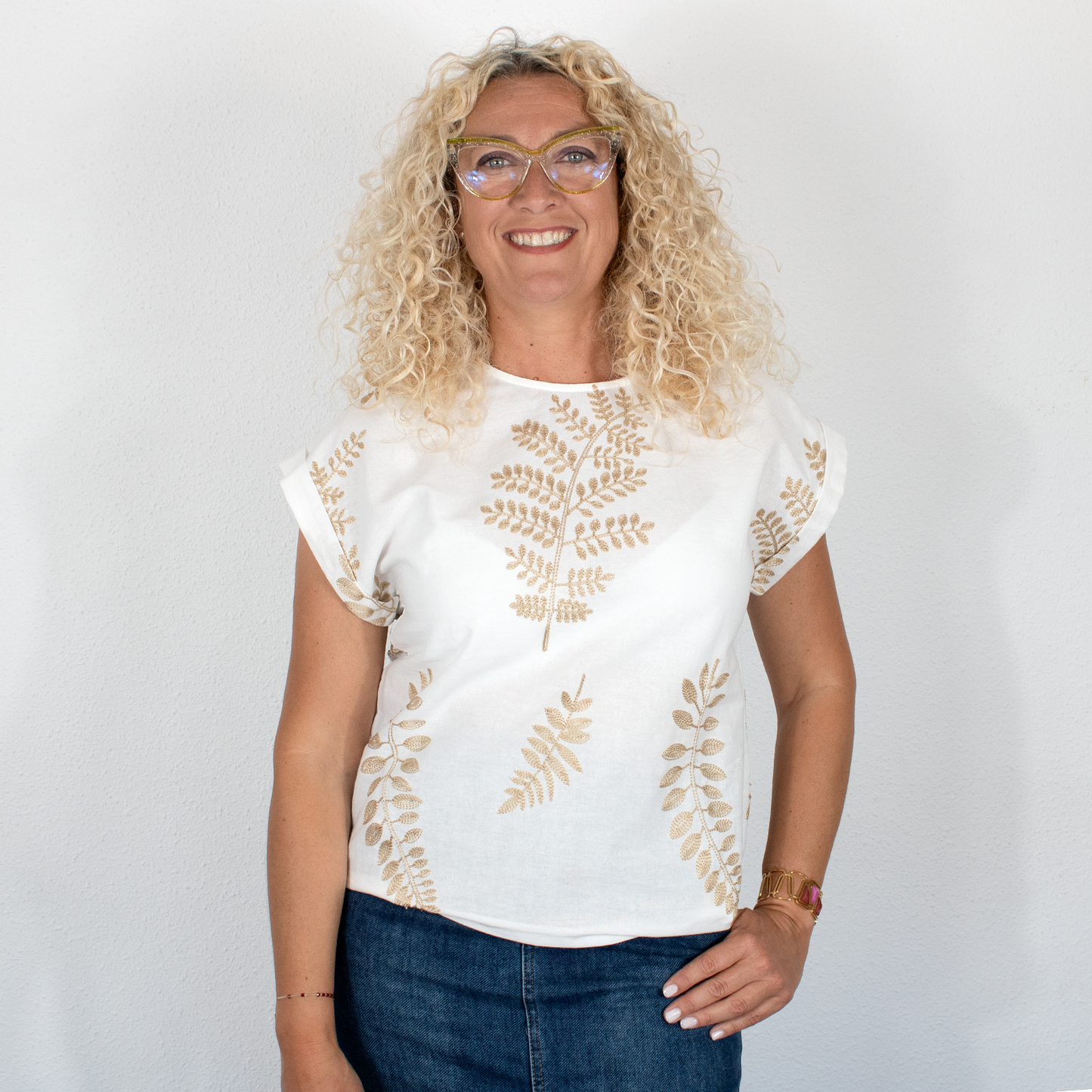 Blusa blanca con hojas doradas y cuello redondo