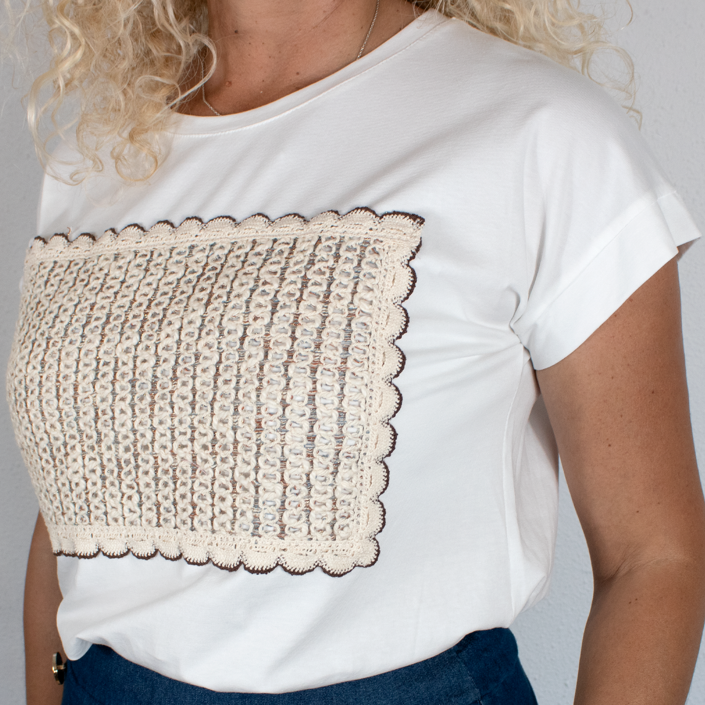Camiseta blanca con detalles beige