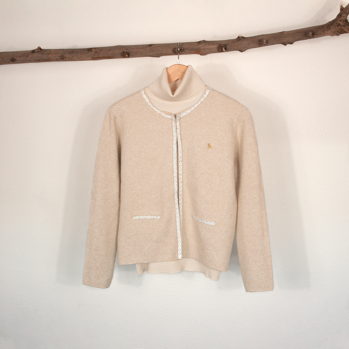 Chaqueta de Punto Beige para Mujer con Detalles en Brillo
