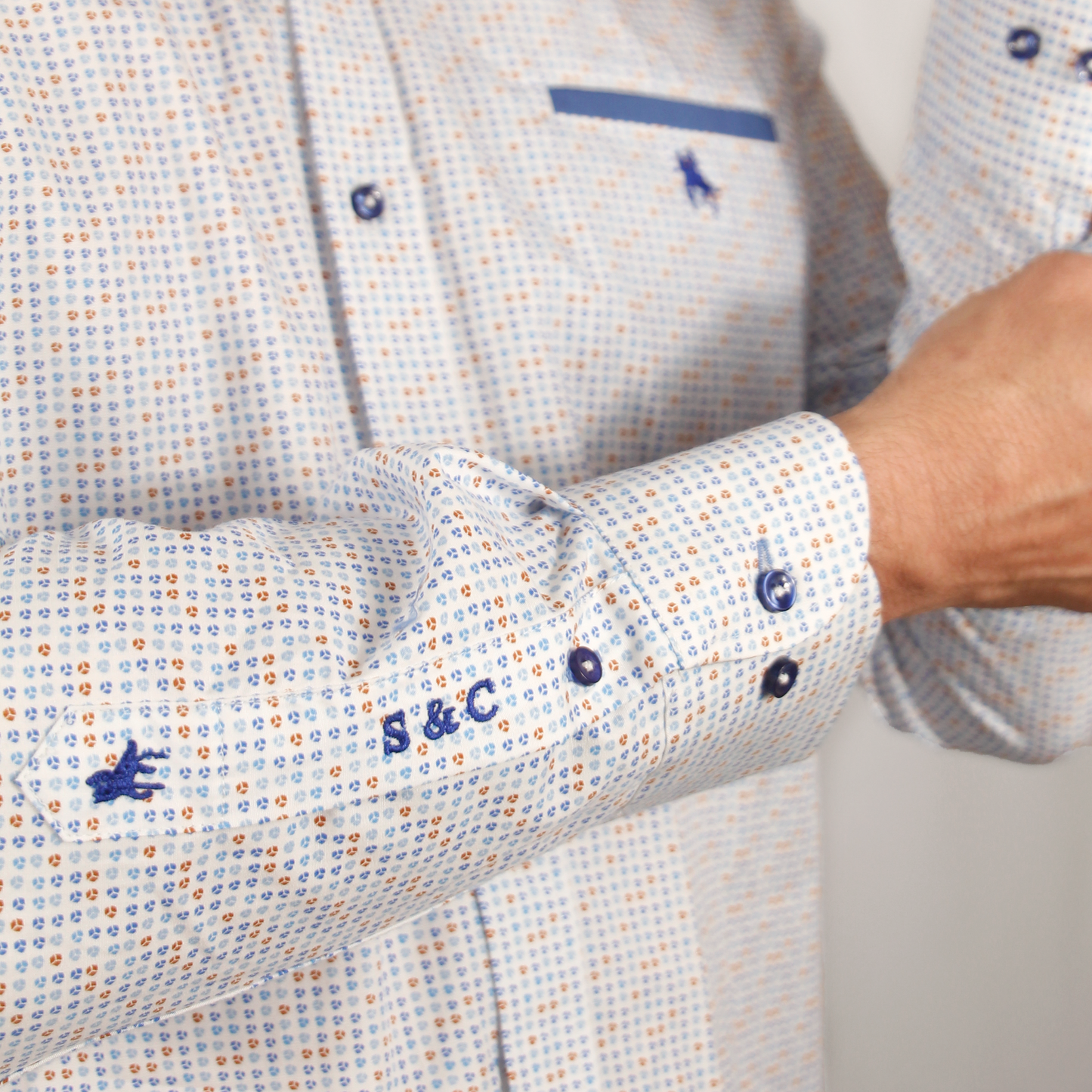 Camisa diseño cubos naranjas