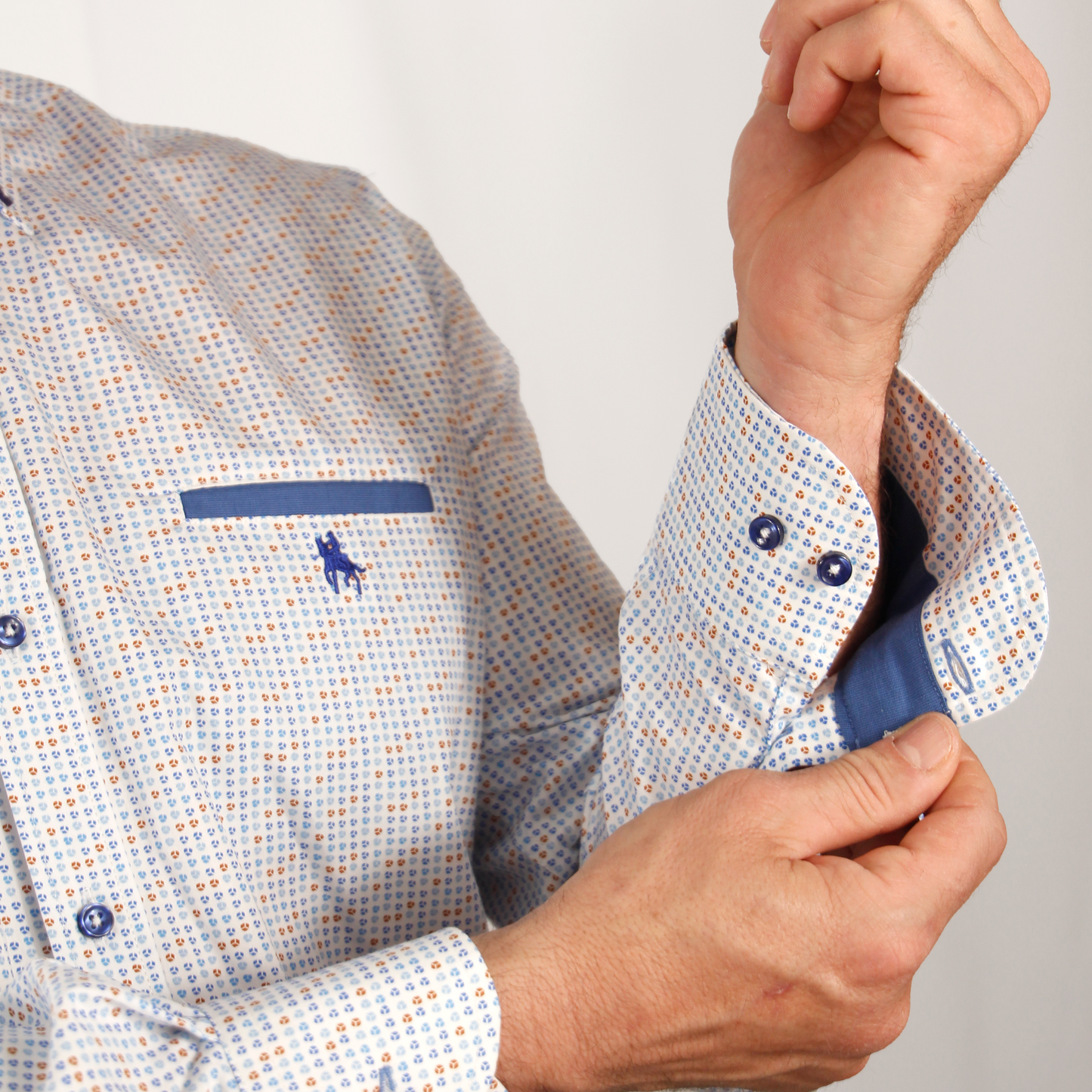 Camisa diseño cubos naranjas