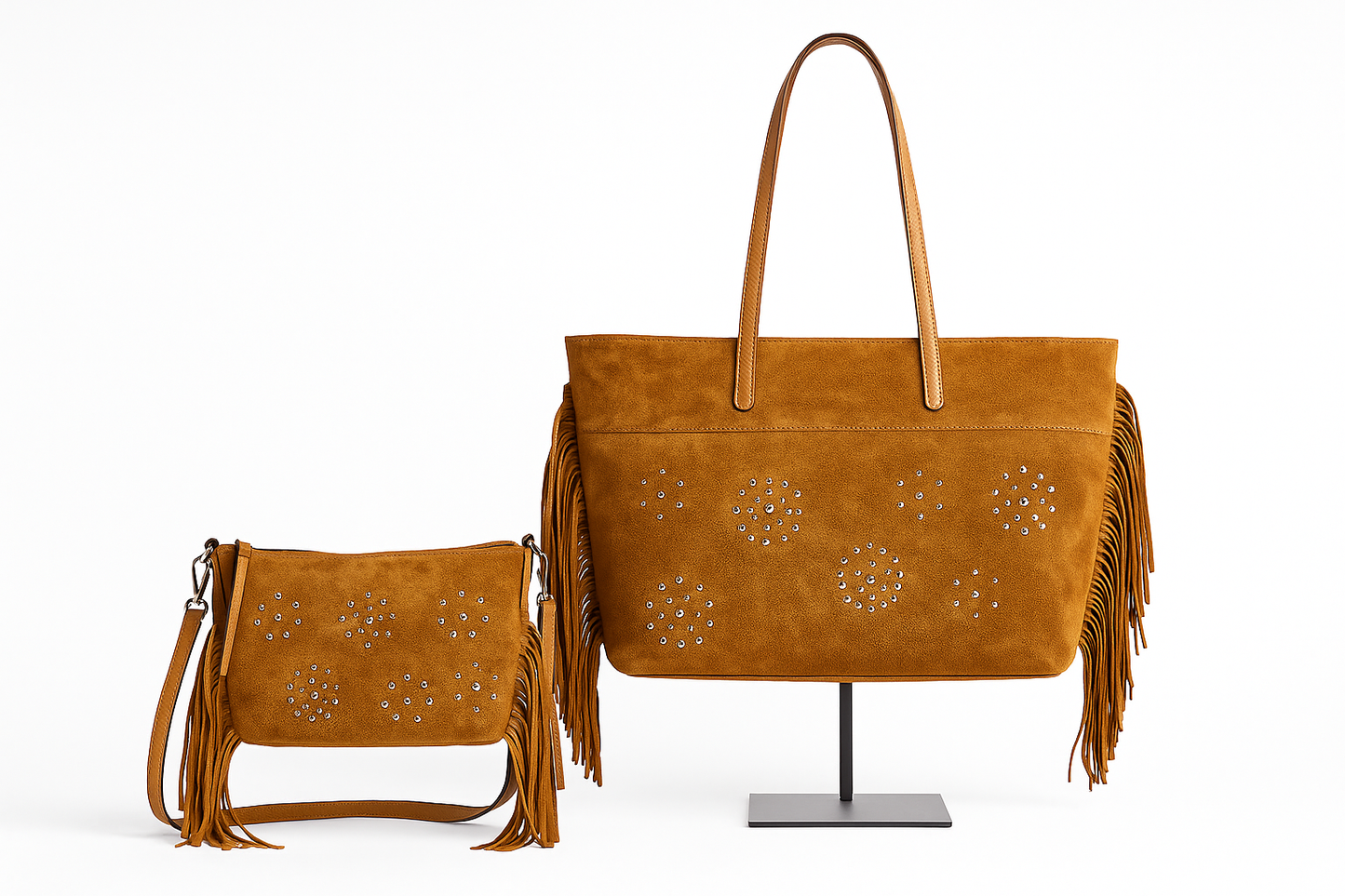 Bolso bandolera de ante camel con flecos laterales y tachuelas