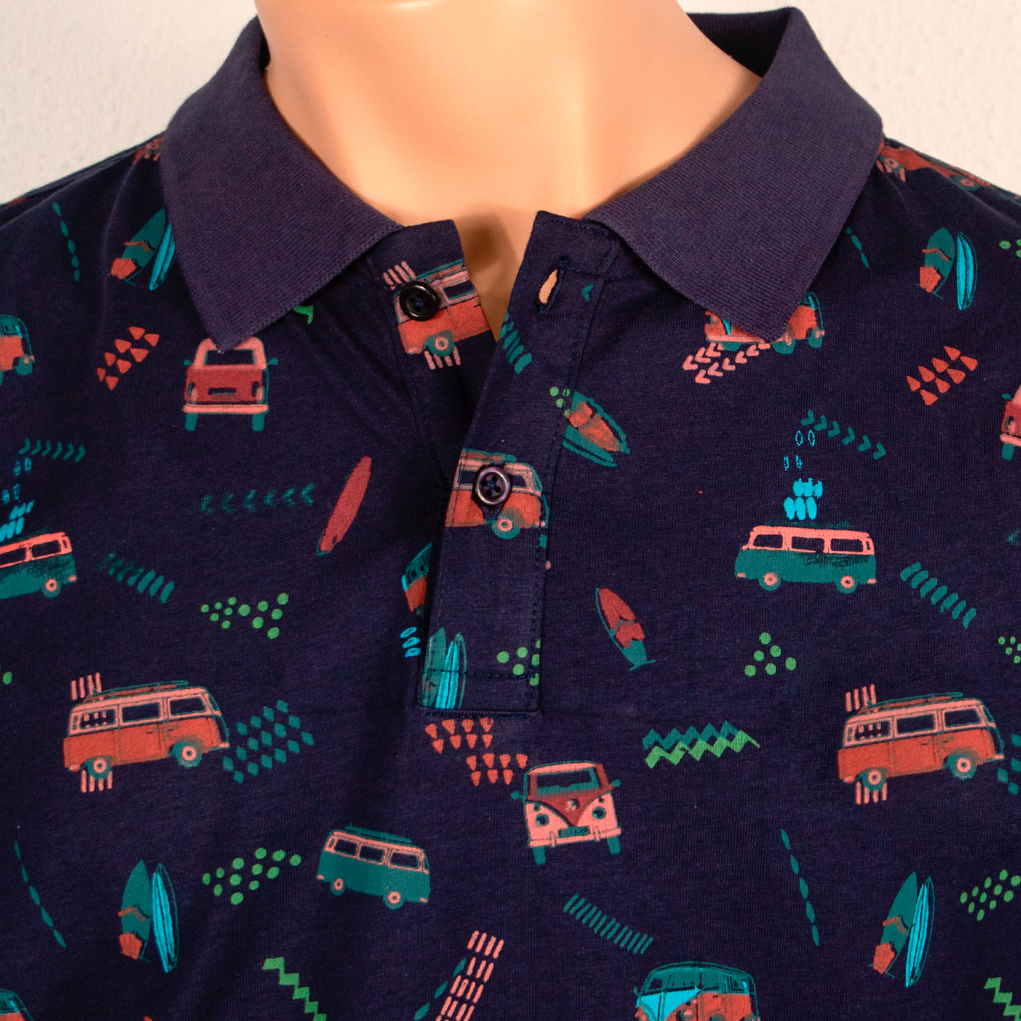 Polo de hombre de manga corta marino con estampado de caravanas