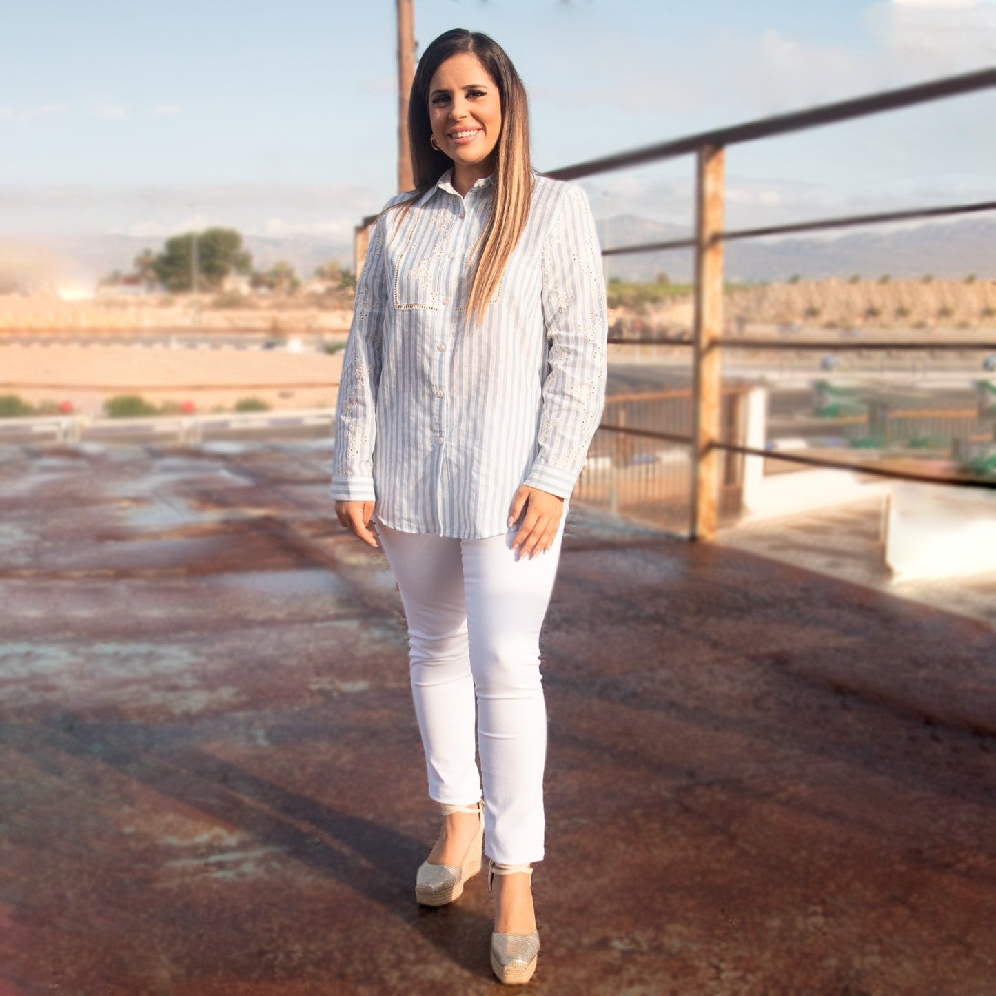 Camisa oversize de mujer rayas azules y detalles bordados