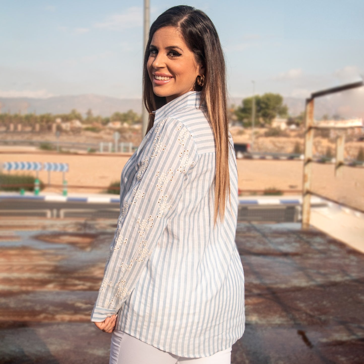 Camisa oversize de mujer rayas azules y detalles bordados