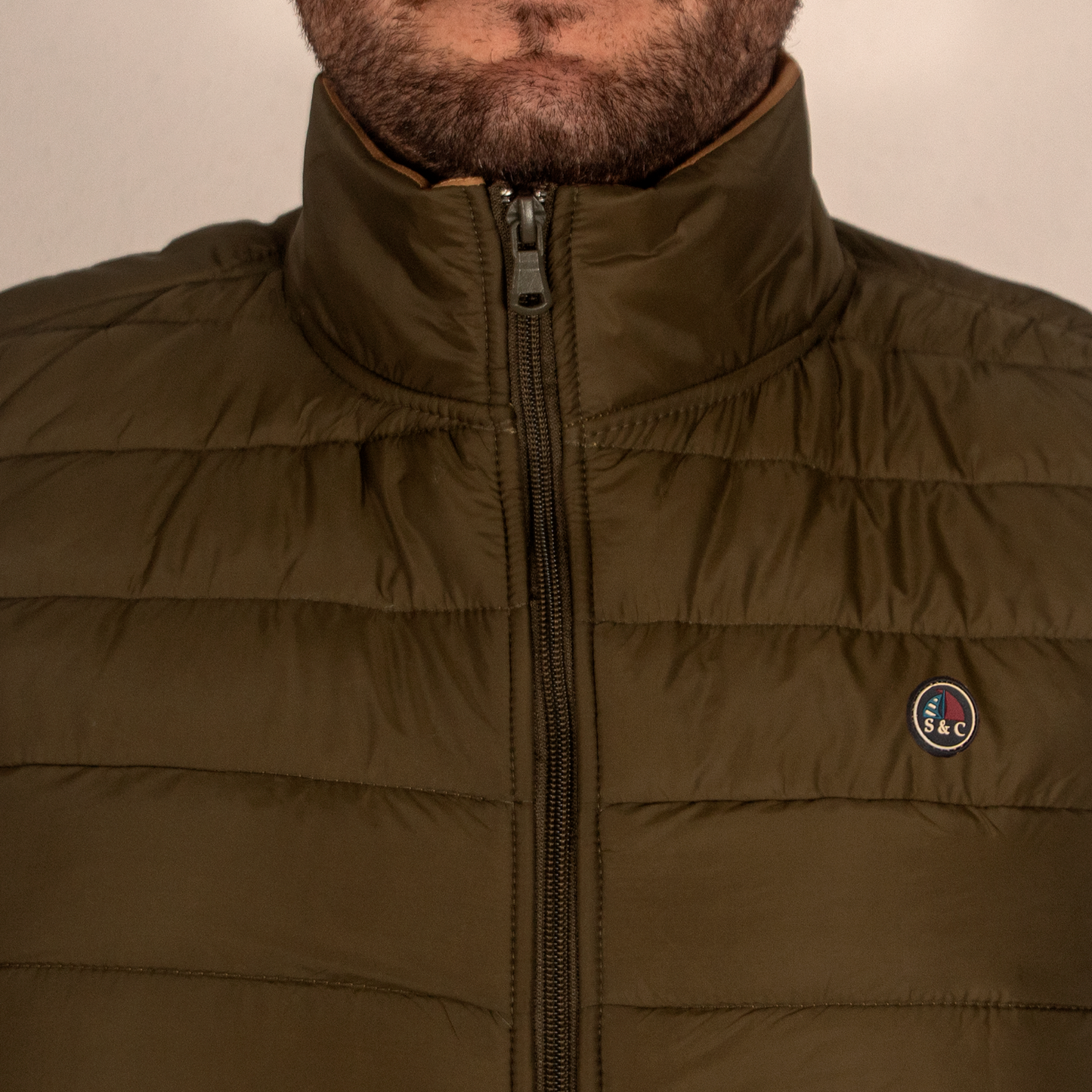 Chaleco Hombre Acolchado Kaki Rayas