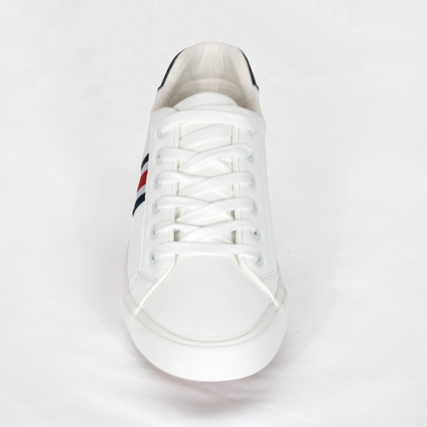 Zapatilla ligera blanca con azul y rojo