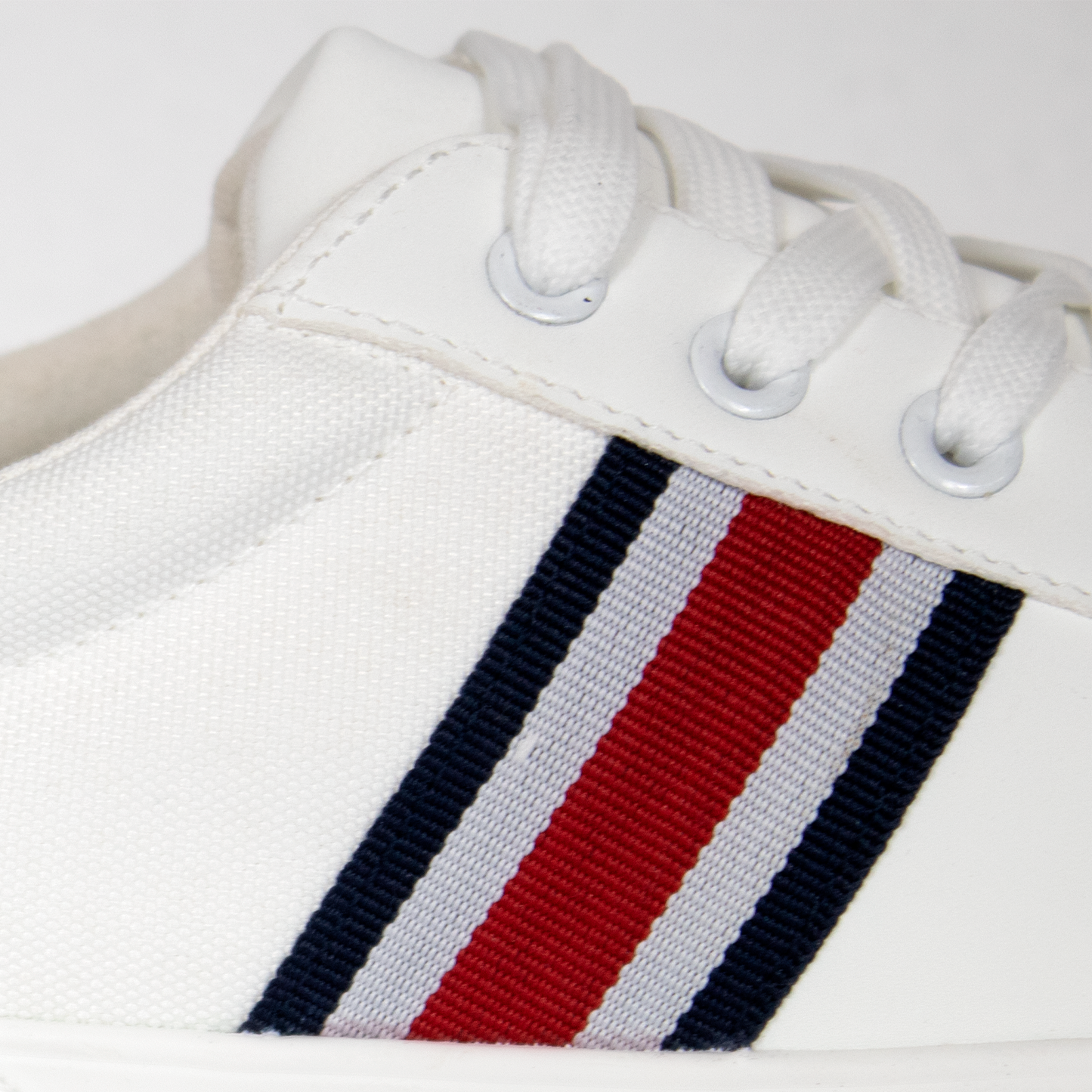 Zapatilla ligera blanca con azul y rojo