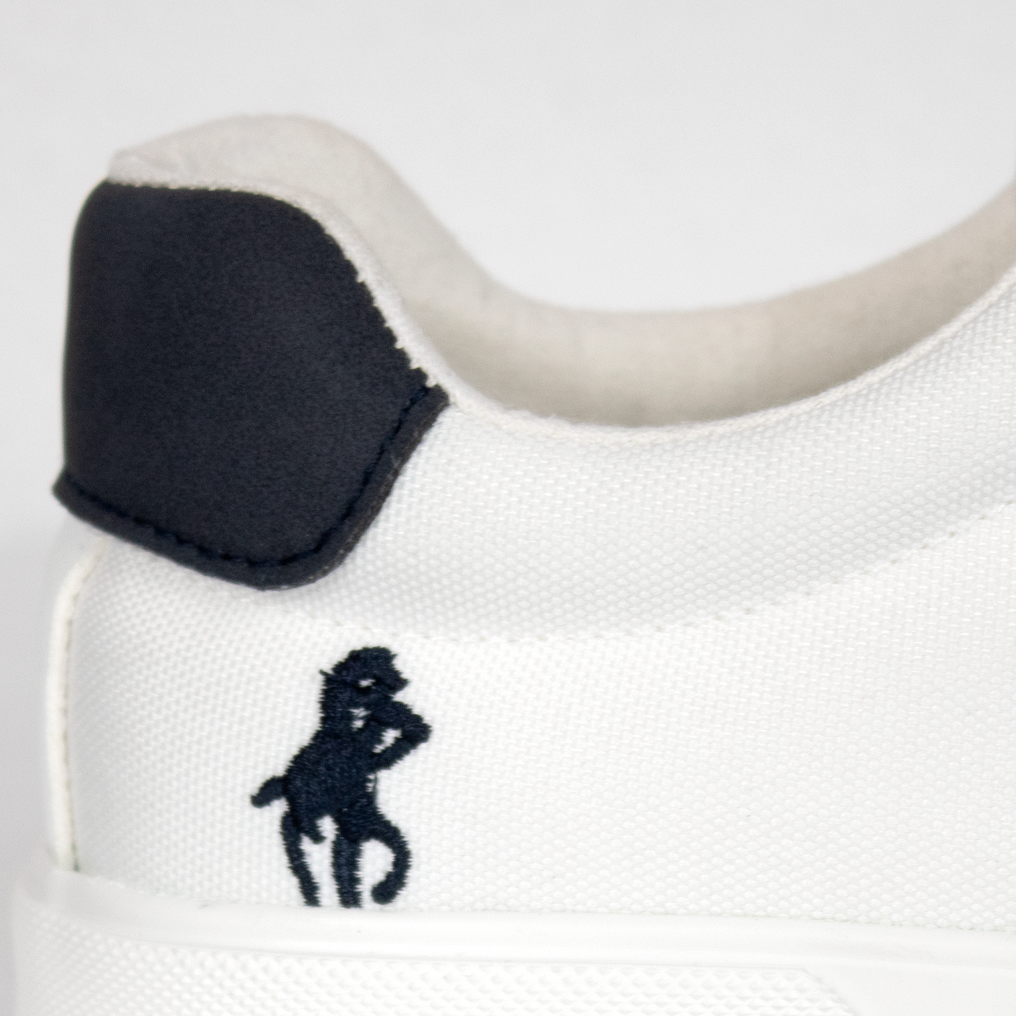 Zapatilla ligera blanca con azul y rojo
