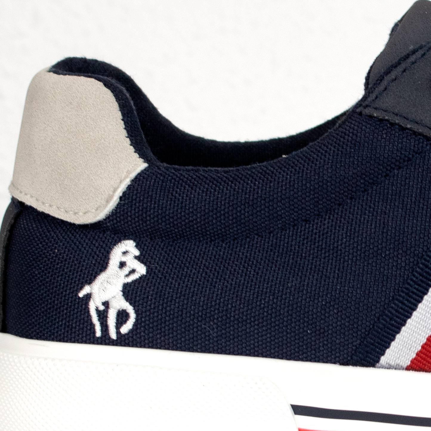 Zapatilla ligera marino con blanco y rojo