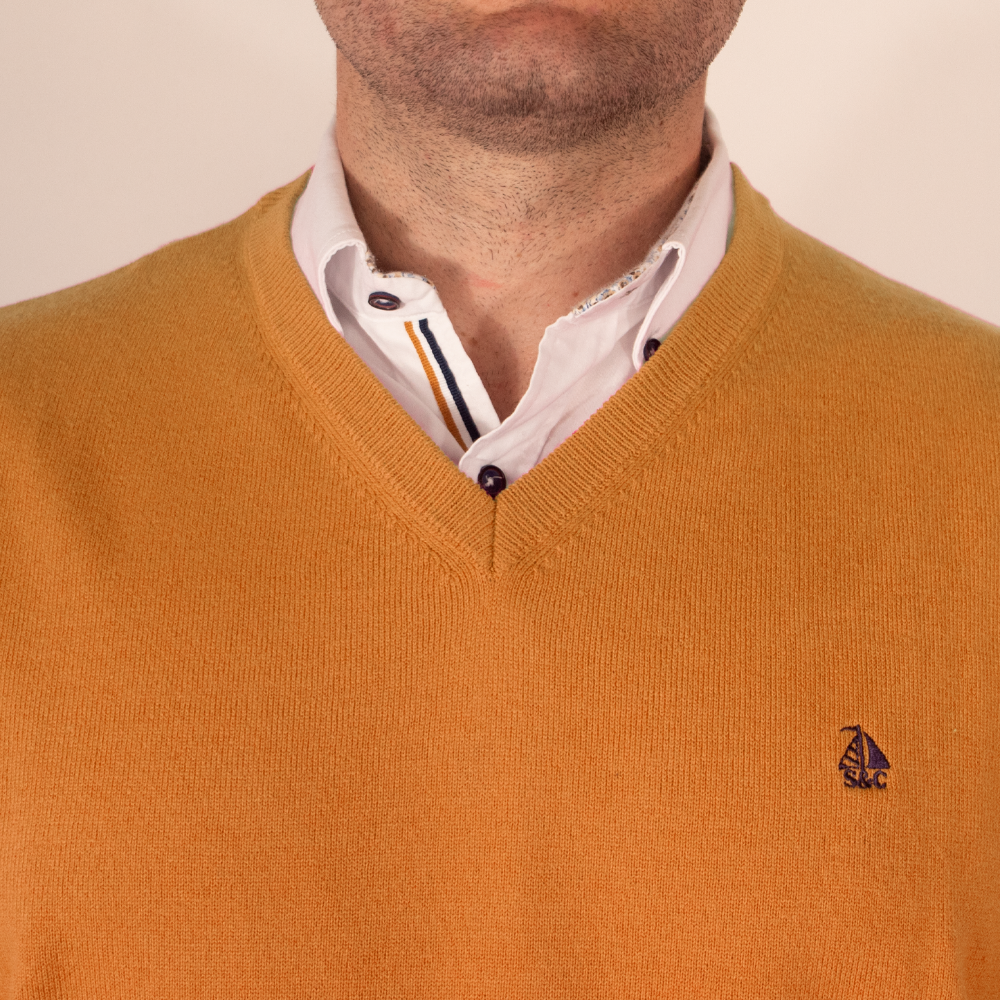 Jersey Hombre Cuello Pico Mostaza