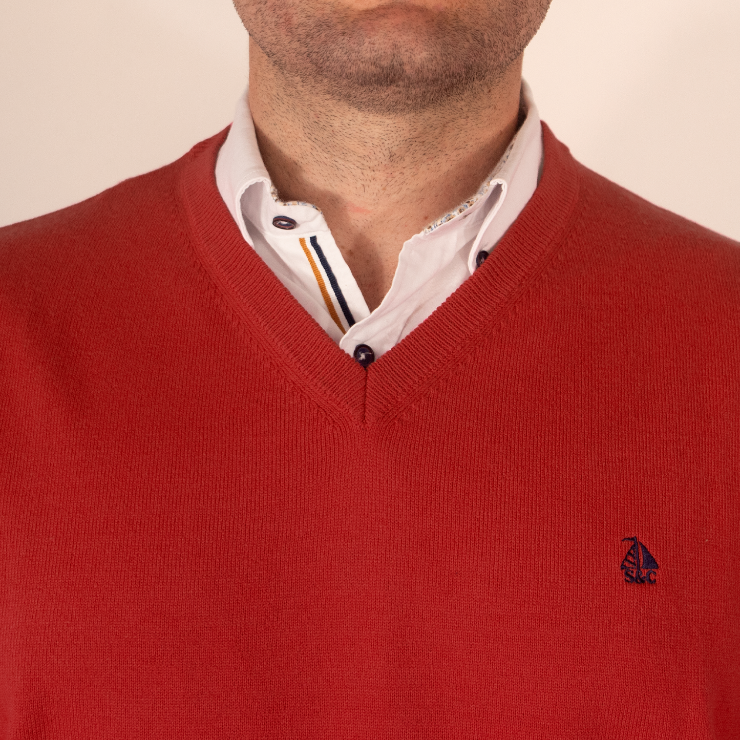 Jersey Hombre Cuello Pico Rojo