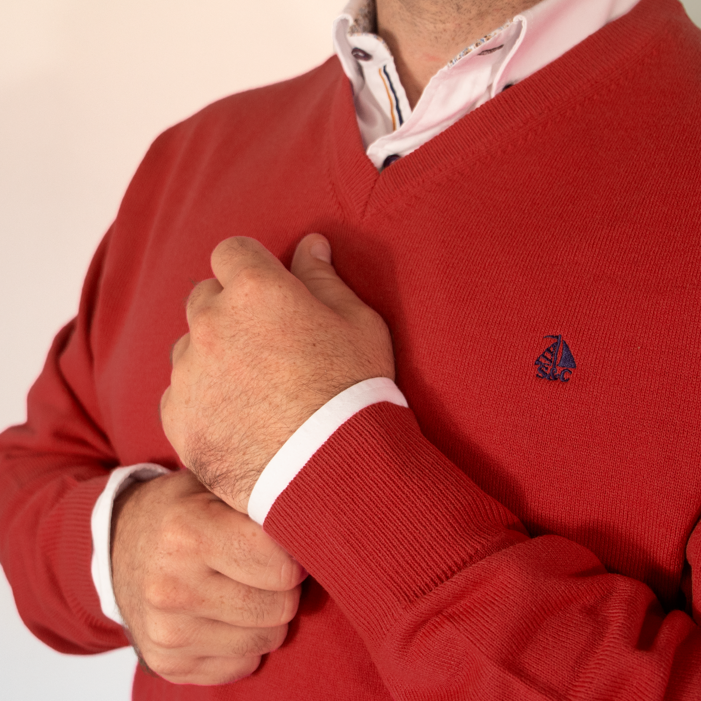 Jersey Hombre Cuello Pico Rojo