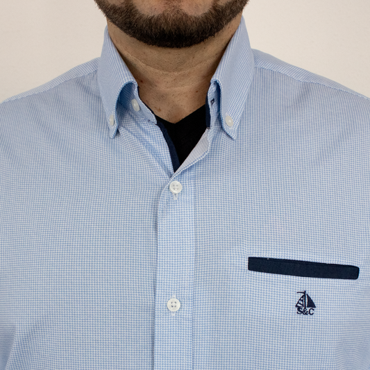 Camisa detalles celeste con marino