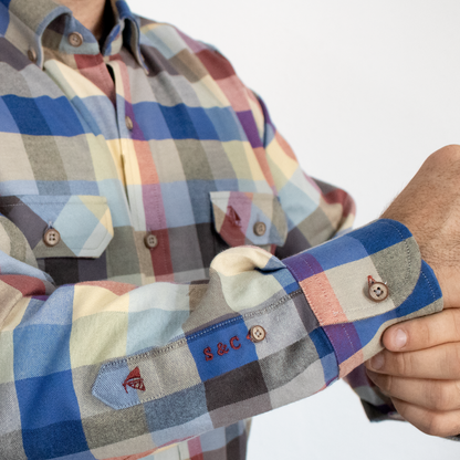 Camisa a cuadros azul, gris y amarillo