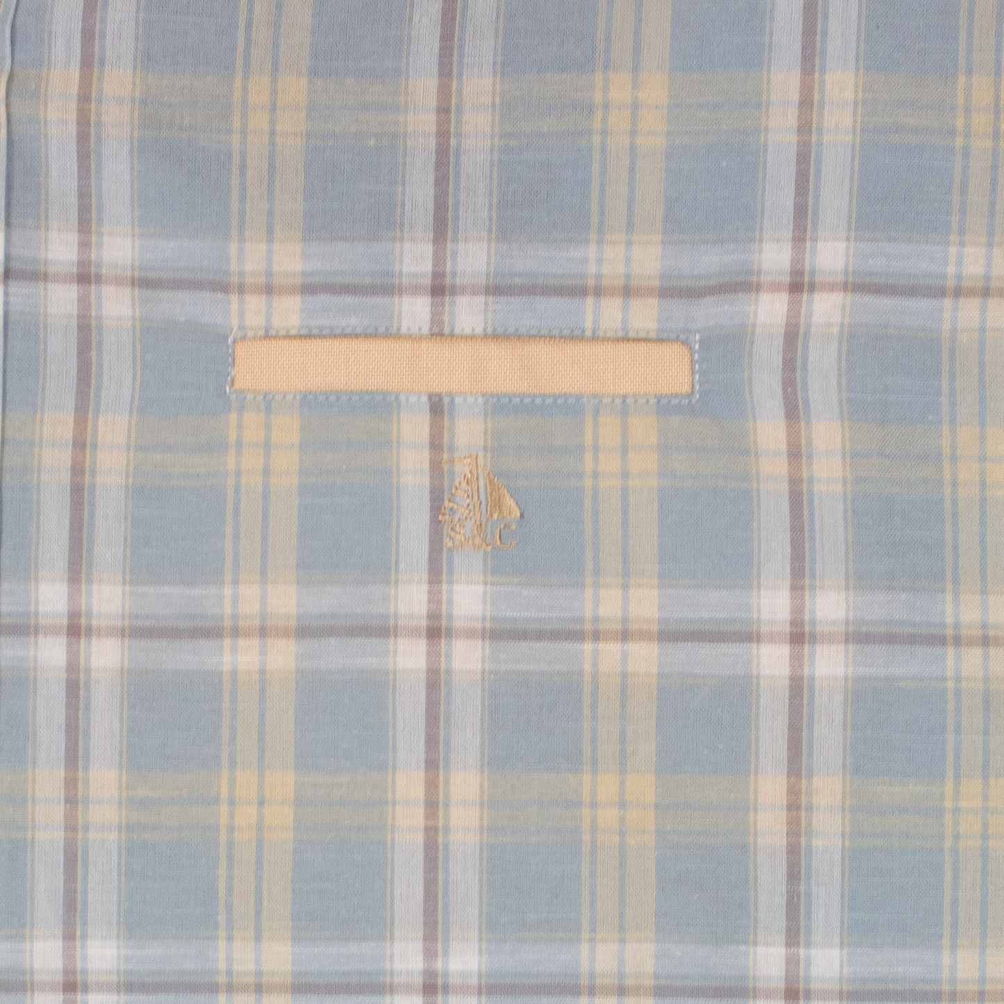 Conjunto camisa azul rayas y cuadros con bermuda beige