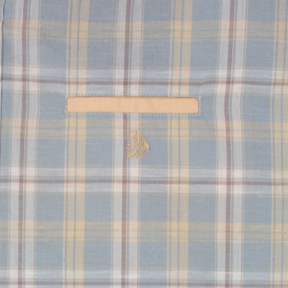Conjunto camisa azul rayas y cuadros con bermuda beige