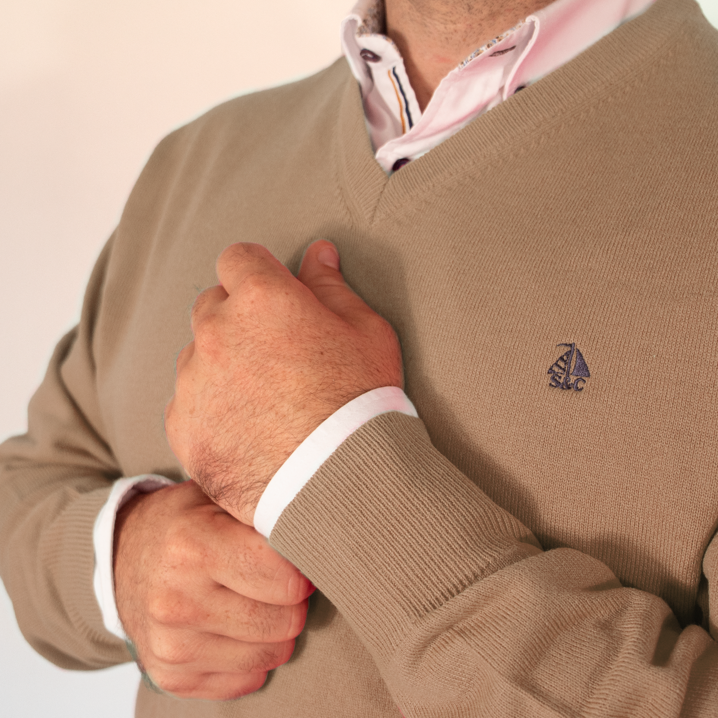 Jersey Hombre Cuello Pico Beige