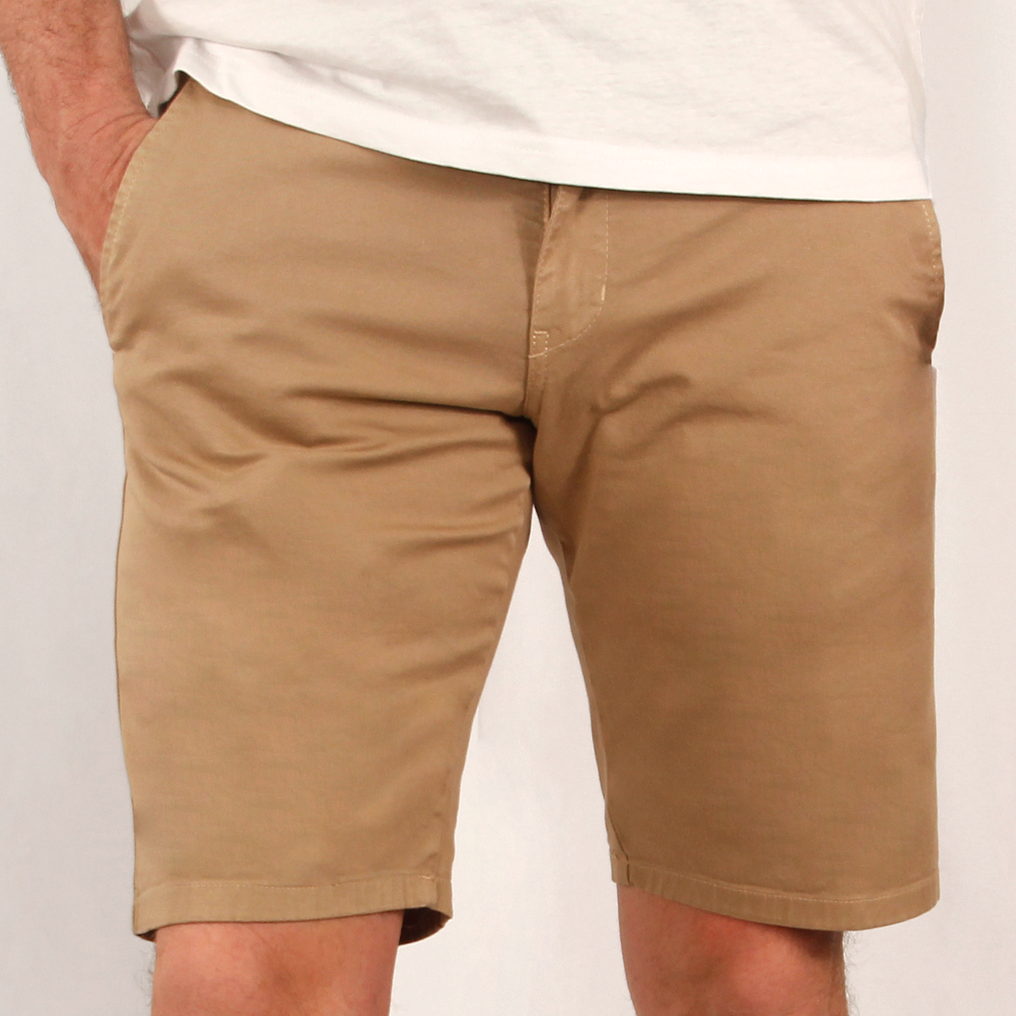 Conjunto camisa azul rayas y cuadros con bermuda beige