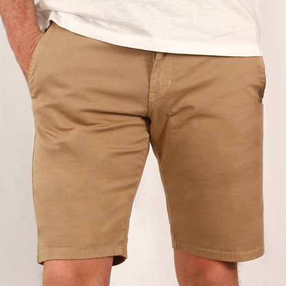 Conjunto camisa azul rayas y cuadros con bermuda beige