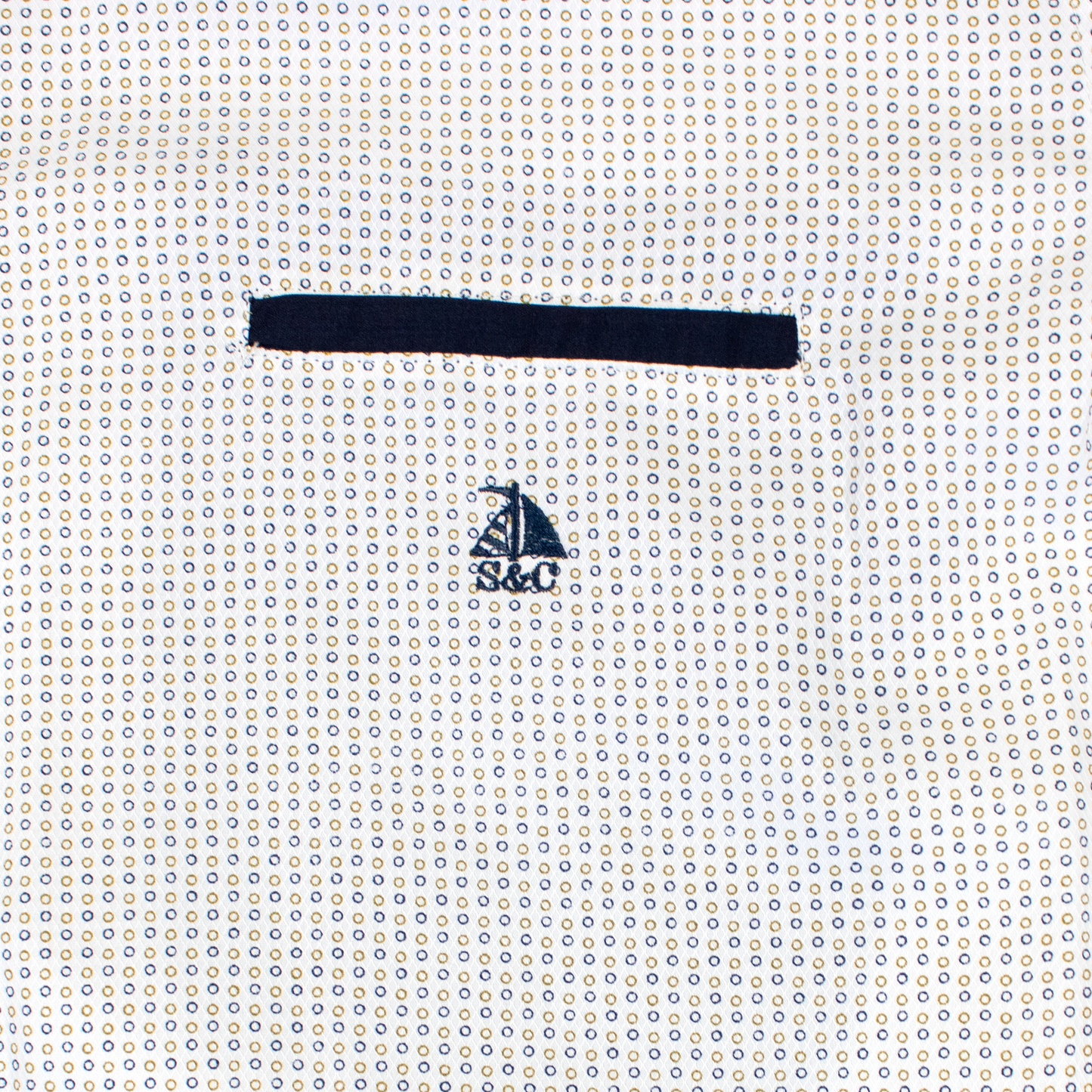 Conjunto camisa circulos amarillos y azul con bermudas marino