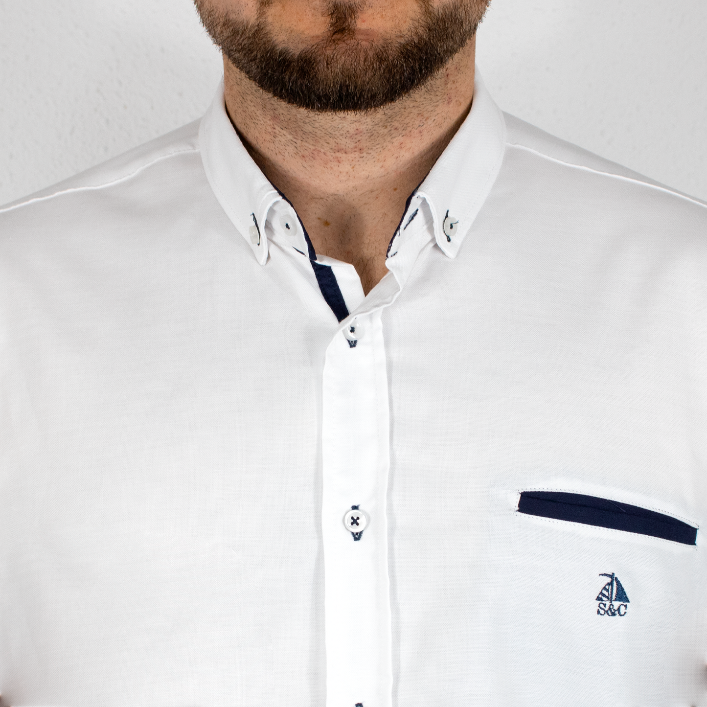 Conjunto camisa blanca con bermudas marino