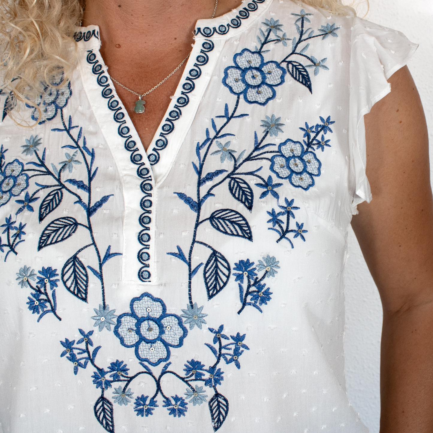Blusa blanca con estampado de flores azul, cuello mao y mangas volantes