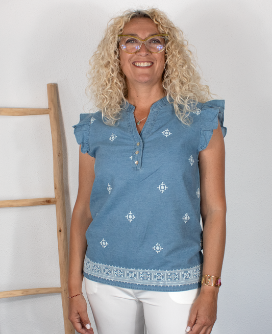 Blusa vaquera con bordados en blanco