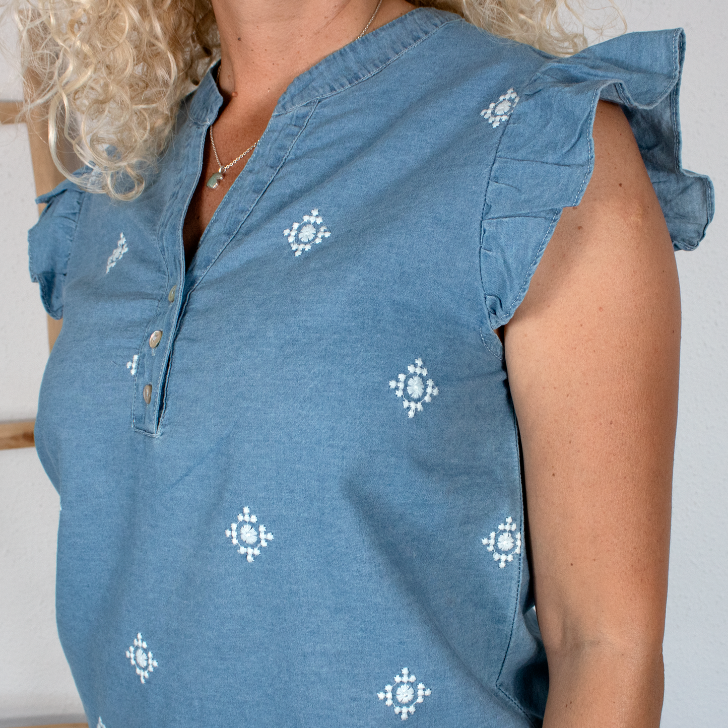 Blusa vaquera con bordados en blanco