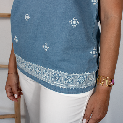 Blusa vaquera con bordados en blanco