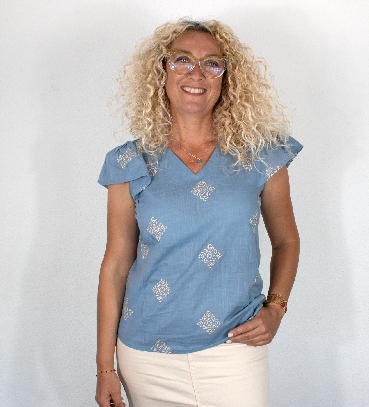 Blusa de mujer celeste con estampado de rombos blancos