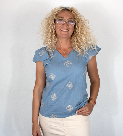 Blusa de mujer celeste con estampado de rombos blancos
