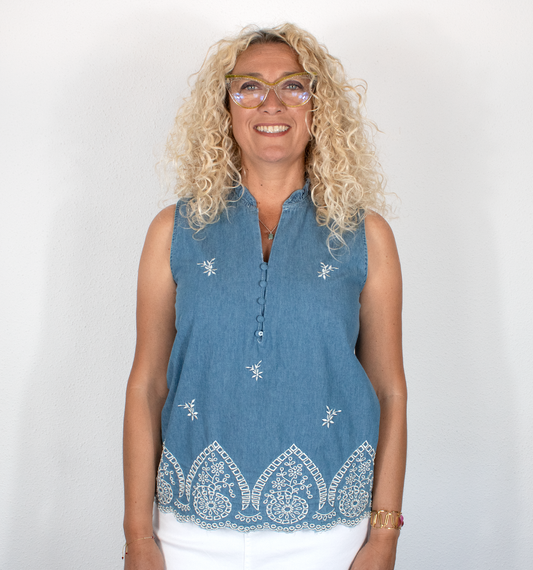 Blusa vaquera con botones en escote y bordados