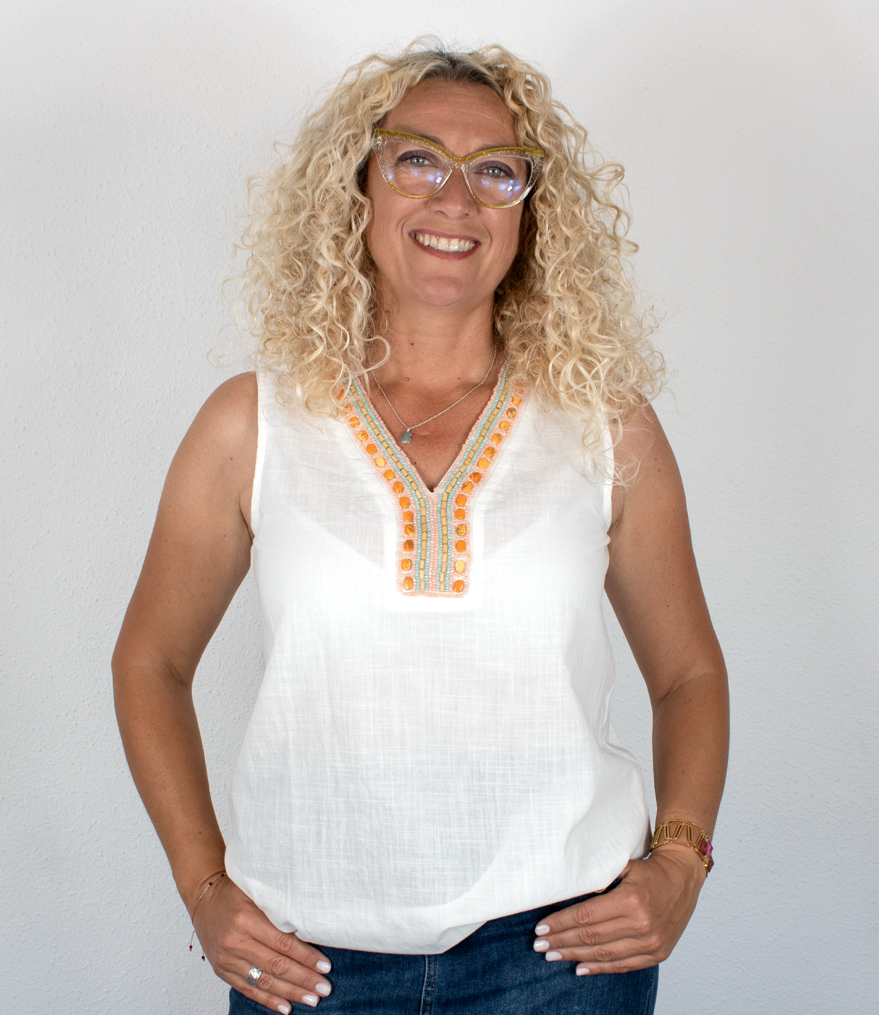 Blusa blanca con detalles en escote naranja