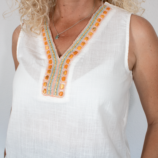 Blusa blanca con detalles en escote naranja