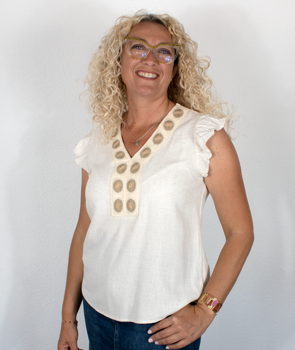 Blusa beige con decoración en escote