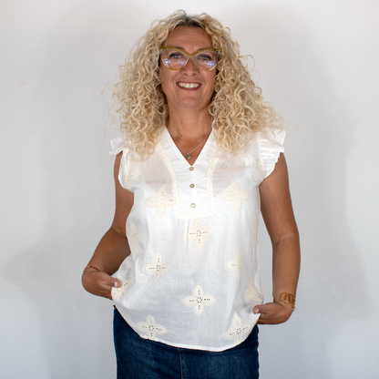 Blusa blanca con bordado floral