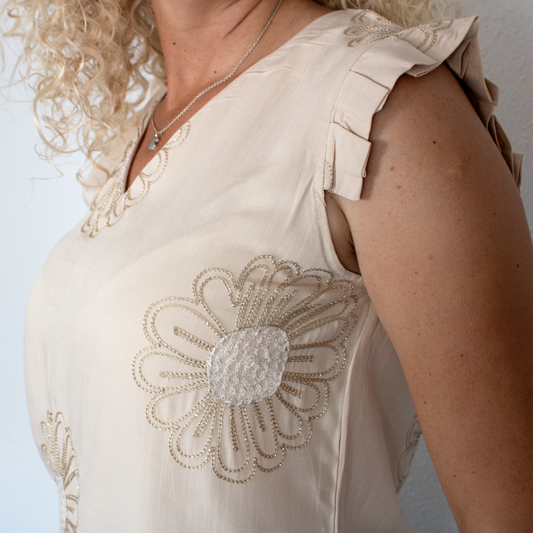 Blusa beige con detalles florales